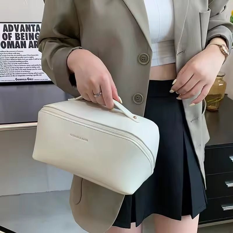 Luxus Reise-Kosmetiktasche – Großes Make-up Organizer aus veganem Leder | Beige